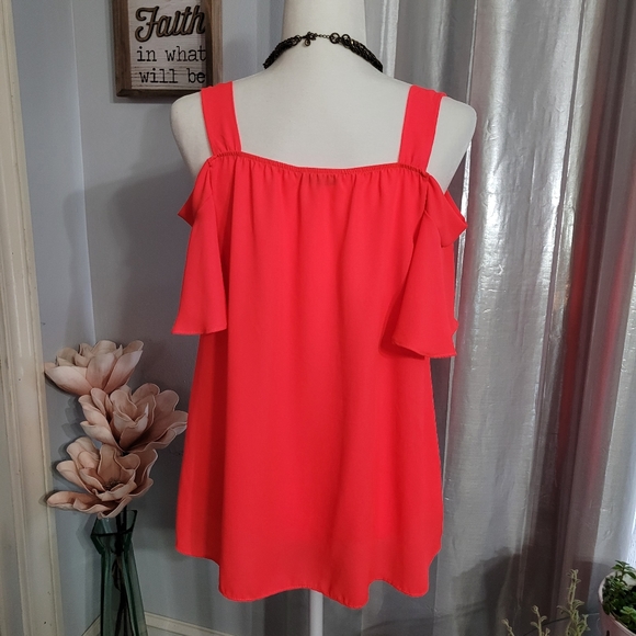 🌞4/$20 Cold Shoulder Top - Picture 4 of 6